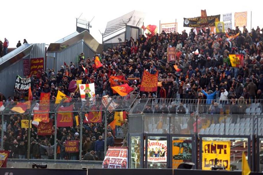 Tifosi giallorossi a Udine. Getty Images